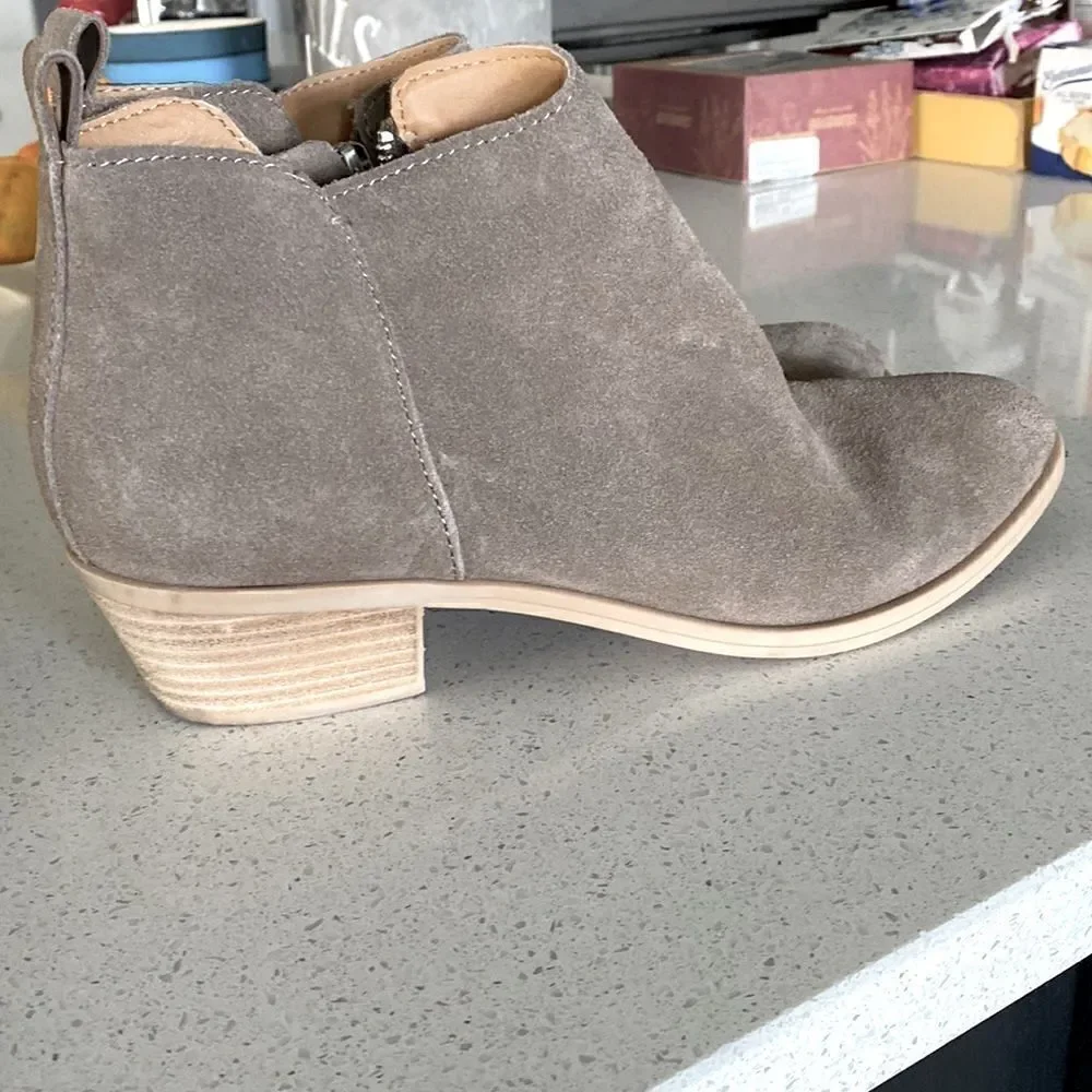Dolce Vita Suede Booties Silver Zipper Pointed Taupe 9.5 Beige Neutral Earthy